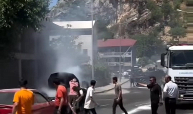 Park halindeki araç alev alev yandı