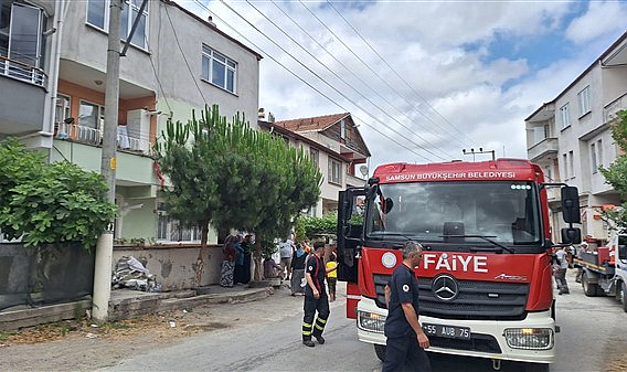 Samsun'da binanın çatısı yandı