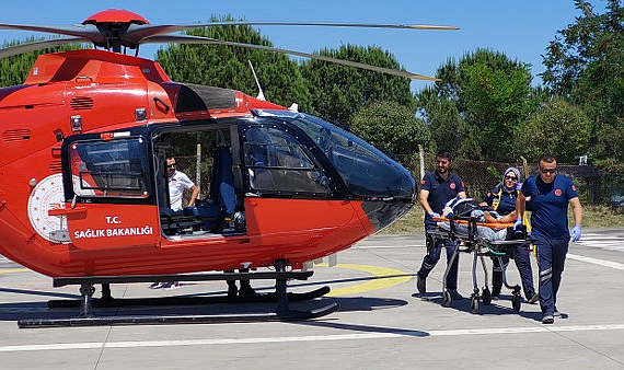 Samsun'da kazada yaralanan yaşlı kadın ambulans helikopterle hastaneye götürüldü