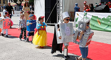 Samsun'da miniklerden atık malzemelerle kıyafet defilesi