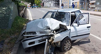 Samsun'da otomobil direğe çarptı