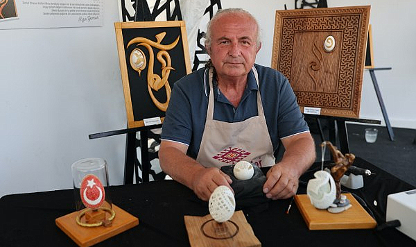 Samsun'da yumurta kabuklarından sanatın en kırılgan halini yapıyor