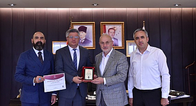 Samsun İl Milli Eğitim Müdürü Murat Ağar, OMÜ Rektörü Yavuz Ünal'a plaket verdi