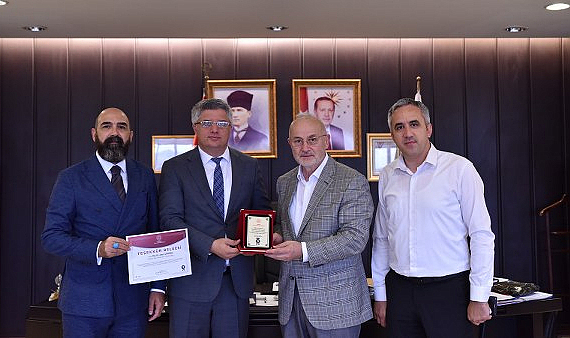 Samsun İl Milli Eğitim Müdürü Murat Ağar, OMÜ Rektörü Yavuz Ünal'a plaket verdi