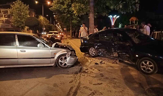 Samsun'da iki otomobil kavşakta çarpıştı: 2 yaralı