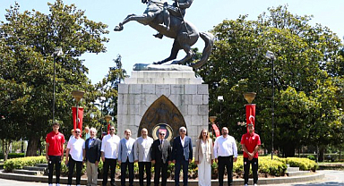 Samsunspor 59. kuruluş yıl dönümünü Atatürk Anıtı'na çelenk bırakarak kutladı