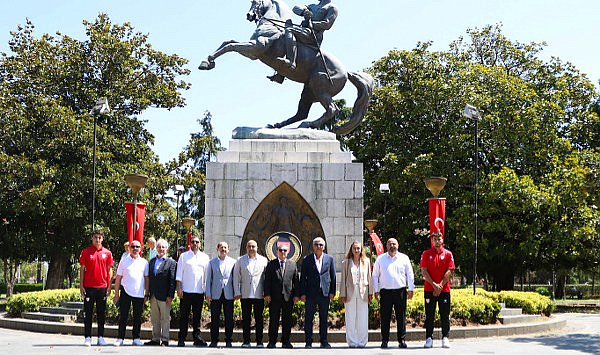 Samsunspor 59. kuruluş yıl dönümünü Atatürk Anıtı'na çelenk bırakarak kutladı