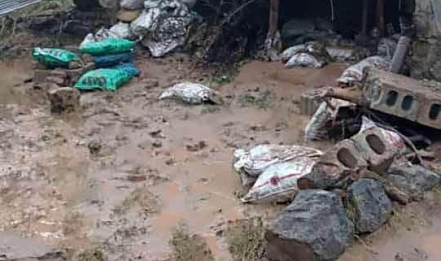 Sel suları ev ve ahırları yıktı yolları kapattı