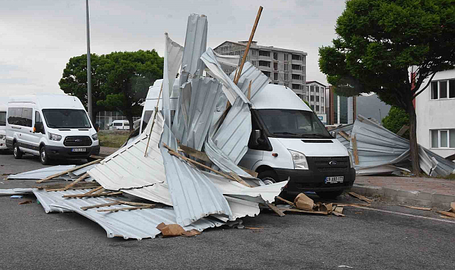 Şiddetli rüzgar çatıları uçurdu