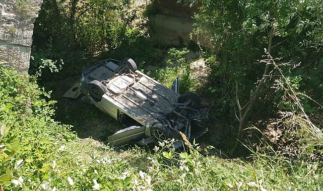 Tarihi köprüden dere yatağına uçtu: 3 yaralı