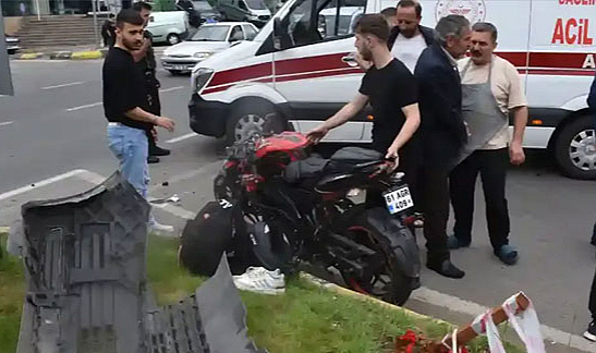 Ticari araçla motosiklet çarpıştı! Yaralılar var