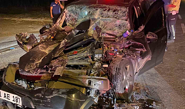 Tıra çarpan otomobil hurdaya döndü