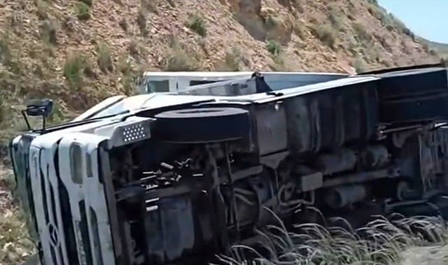 Virajı alamayan tır devrildi