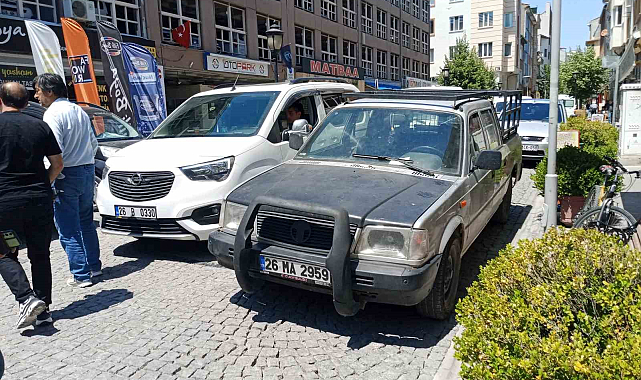 Yol ortasına bırakılan araç trafiği tıkadı