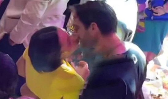 Zeynep Bastık ve Serkay Tütüncü dudak dudağa