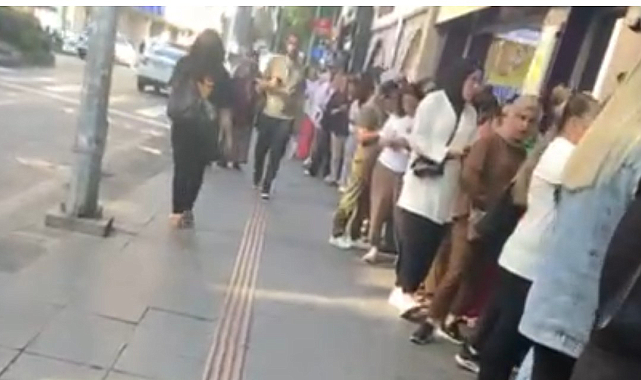 Zincir mağazada yüzde seksen indirimi duyan koştu