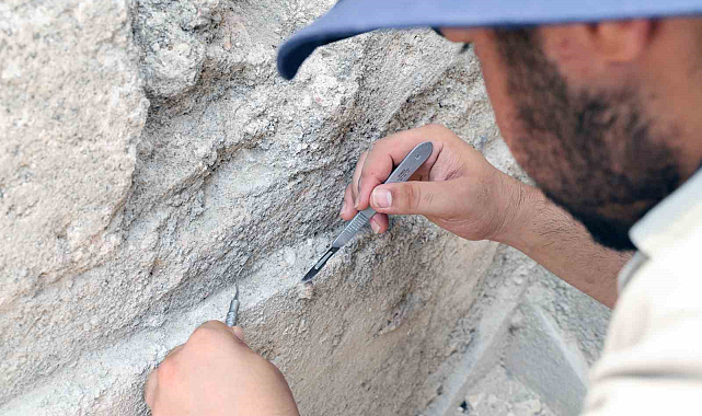 45 derece sıcaklıkta iğne ile tarih kazıyorlar