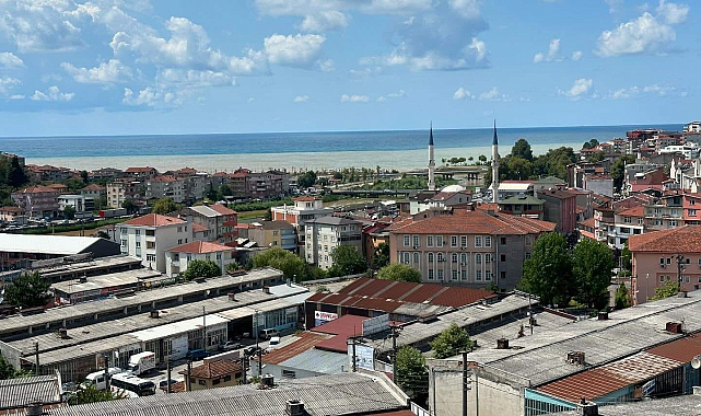 Alaplı'da deniz çamur rengini aldı