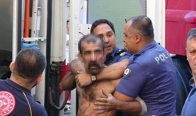 Antalya'da oturduğu apartmanda dehşeti yaşatan kişiyi polis komşularının elinden zor kurtardı