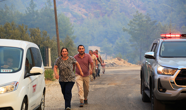 Antalya'nın Serik ilçesindeki orman yangını yerleşim yerlerine de sıçradı