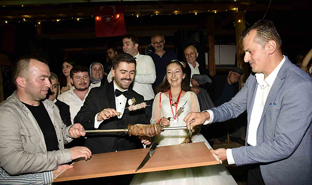 Artvinli gelinle damat düğün pastası yerine döner kesti