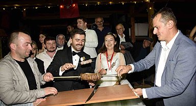 Artvinli gelinle damat düğün pastası yerine döner kesti