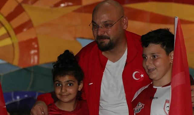 Atakum, belediye meydanında galibiyeti kutladılar