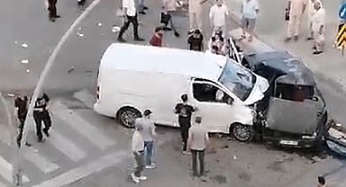 Atakum'da araçlar birbirine girdi! 1'i ağır 2 kişi yaralandı