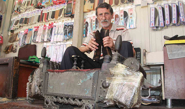 Aynı sandık ile yarım asırdır ayakkabı boyuyor