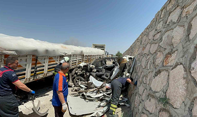 Batman'da hafif ticari araç ile tırın altına girdi: 1 ölü