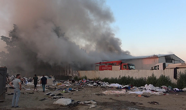Bursa’nın Yıldırım ilçesind geri dönüşüm fabrikası alevlere teslim oldu