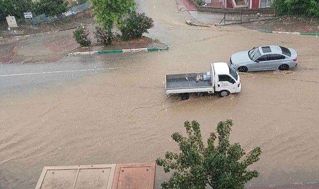 Bursa'da aniden bastıran yağmur, hayatı felç etti