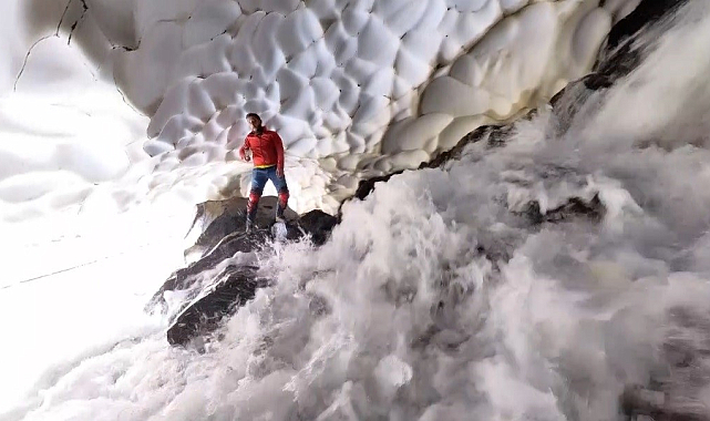 Buzul mağarasına girip, gölde yüzdüler