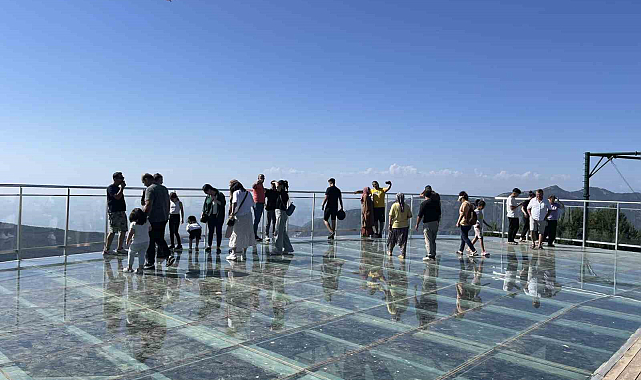 Cam üstünde nefes kesen yürüyüş