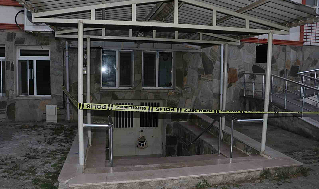 Cami kapısındaki şüpheli çanta fünye ile patlatıldı