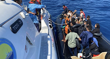 Çanakkale'nin Ayvacık ilçesinde lastik botta 38 kaçak göçmen yakalandı