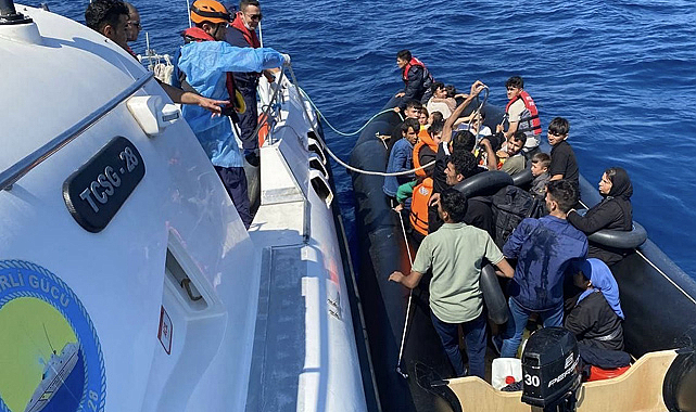 Çanakkale'nin Ayvacık ilçesinde lastik botta 38 kaçak göçmen yakalandı