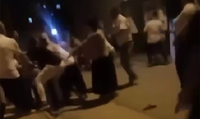 Demir çubuklu, sopalı ve taşlı kavgada sokak savaş alanına döndü