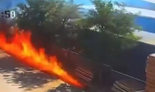 Gaziantep'te boya fabrikasında çıkan yangında boya ve tinerler alev topu gibi sokağa taştı