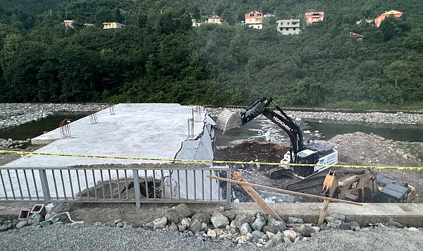 Görele'de ruhsatsız yapı yıkıldı