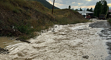 Gümüşhane'de dakikalarca yağan kuvvetli sağanak yağış sel getirdi