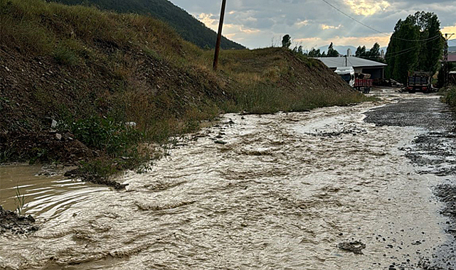 Gümüşhane'de dakikalarca yağan kuvvetli sağanak yağış sel getirdi