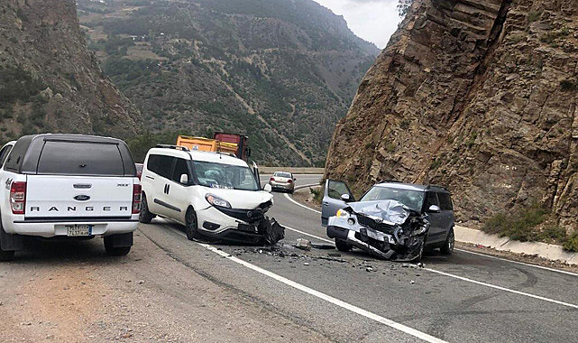 Gümüşhane'de kaygan yolda virajı alamayan otomobil 2 araca çarptı