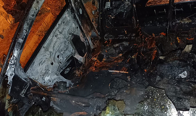 Hatay'ın Reyhanlı İlçesi'nde park halindeki otomobil alev aldı