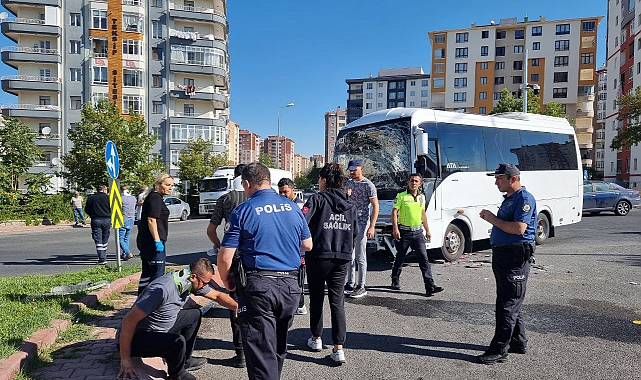 İşçi servisi ile kamyon çarpıştı: 10 yaralı