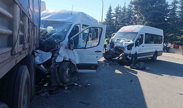 İşçi servisleri kafa kafaya çarpıştı: 21 yaralı