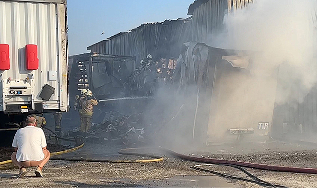 İstanbul Ataşehir'de tır dorselerinde çıkan yangın korkuttu