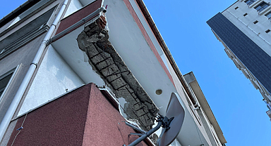 İstanbul Bayrampaşa'da bir binada balkon çöktü! Faciadan kıl payı dönüldü