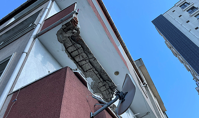İstanbul Bayrampaşa'da bir binada balkon çöktü! Faciadan kıl payı dönüldü