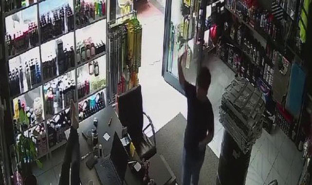 İstanbul Pendik'te insanlık ölmedi dedirten olay! Kasiyerin uyumasına rağmen aldığı ürünlerin parasını ödedi